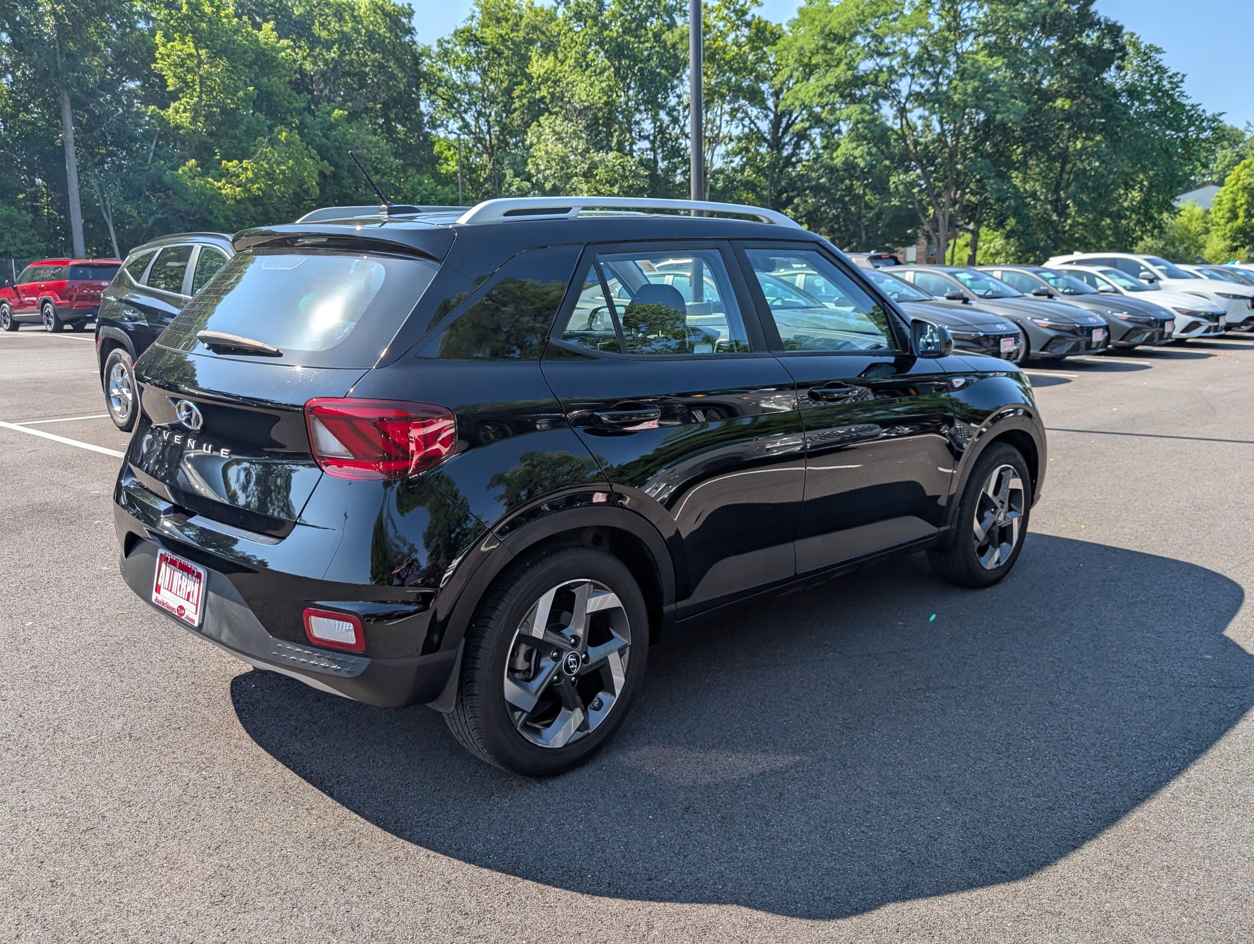 Used 2024 Hyundai Venue SEL FWD image 3