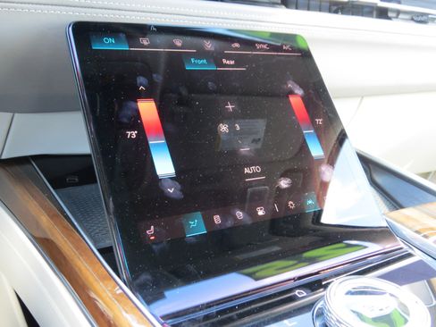 Certified 2025 Cadillac Escalade Premium Luxury Platinum image 30