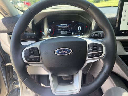 Used 2025 Ford Explorer Active w/ Active Comfort Package AWD/4WD image 16