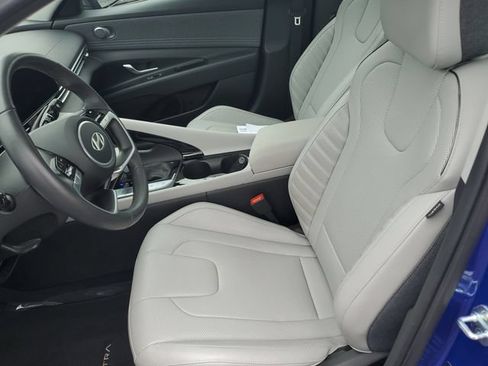 Certified 2025 Hyundai Elantra Limited FWD image 17