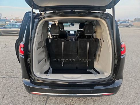 Used 2024 Chrysler Pacifica Touring-L image 31