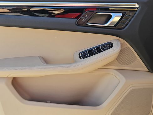 Certified 2025 Porsche Macan image 22