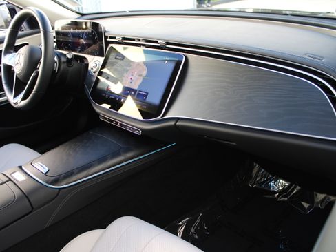 Used 2025 Mercedes-Benz E 350 Sedan image 25