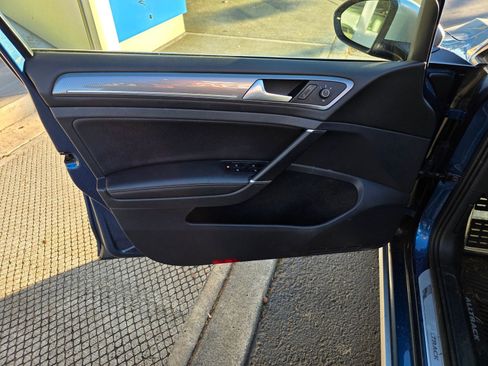 Used 2017 Volkswagen Golf Alltrack S image 9