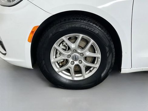 Used 2024 Chrysler Pacifica Touring-L image 10