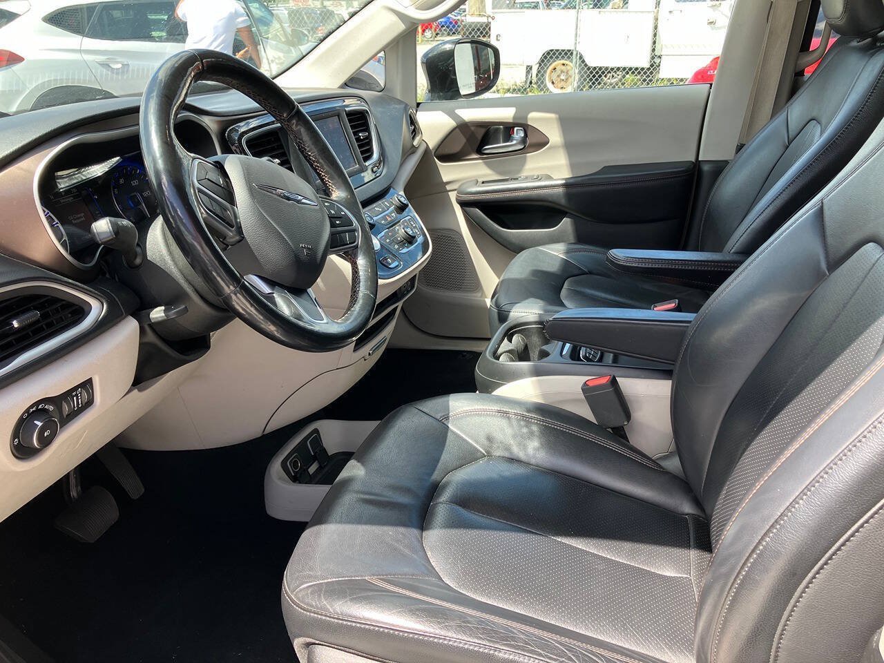 Used 2019 Chrysler Pacifica Touring-L FWD image 10
