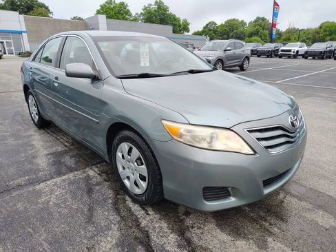 Used 2011 Toyota Camry LE FWD image 3