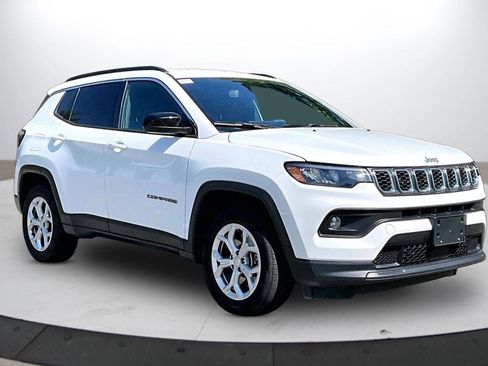 Used 2024 Jeep Compass Latitude AWD/4WD image 2
