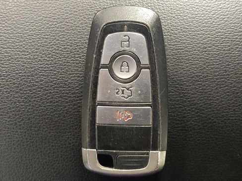 Used 2020 Ford Fusion SE FWD image 32