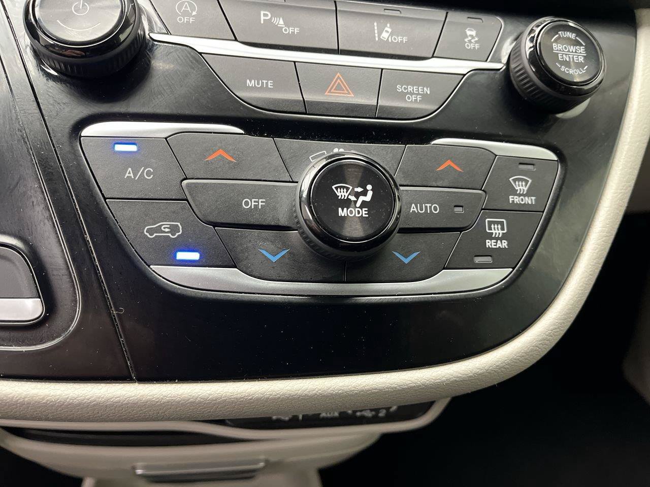 Used 2024 Chrysler Pacifica Touring-L FWD image 21