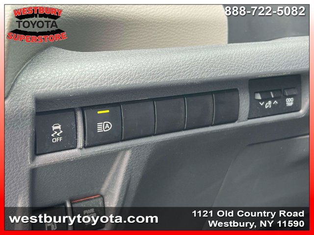 Used 2021 Toyota Sienna XLE FWD image 24