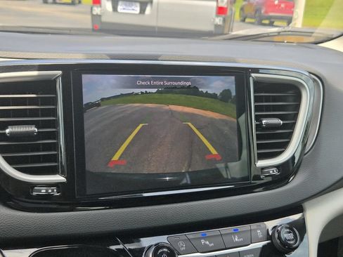 Used 2024 Chrysler Pacifica Touring-L FWD image 19
