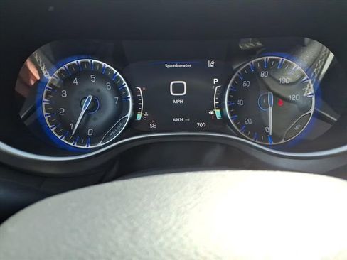 Used 2024 Chrysler Pacifica Touring-L image 22