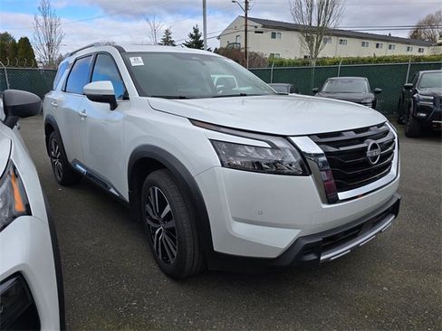 Used 2025 Nissan Pathfinder Platinum image 2