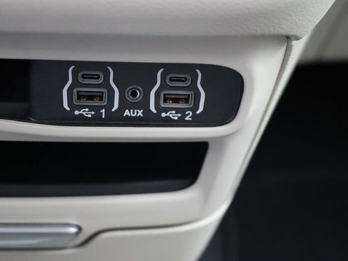 Used 2024 Chrysler Pacifica Touring-L FWD image 24