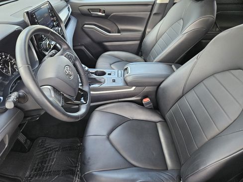 Used 2020 Toyota Highlander XLE FWD image 5