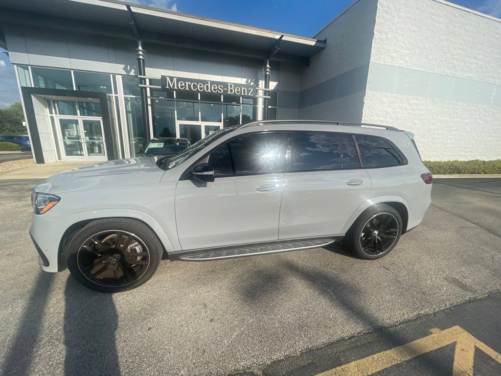 Used 2026 Mercedes-Benz GLS 580 4MATIC image 2