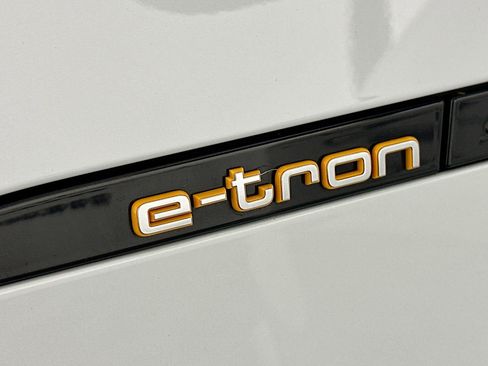 Used 2022 Audi e-tron Premium Plus w/ Premium Plus Package AWD/4WD image 38