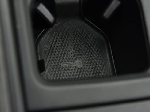 Used 2025 Volkswagen Tiguan SE AWD/4WD image 16