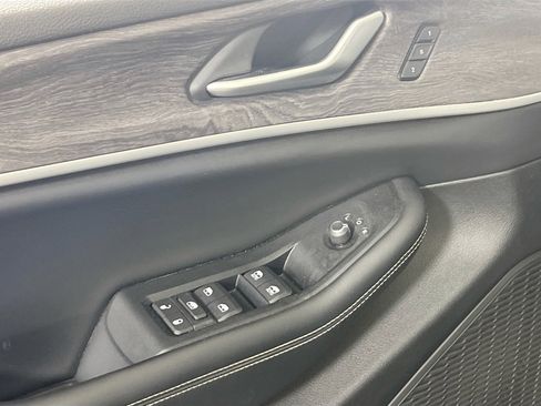 Used 2023 Jeep Grand Cherokee Limited w/ Black Appearance Package image 16