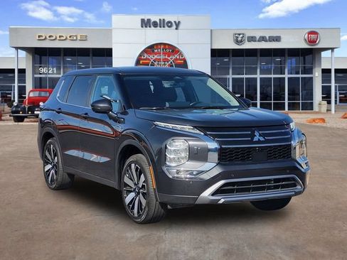 Used 2025 Mitsubishi Outlander AWD image 2