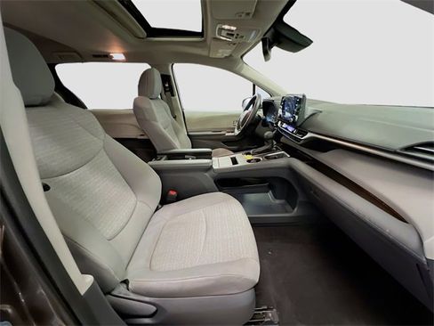 Used 2021 Toyota Sienna LE image 31