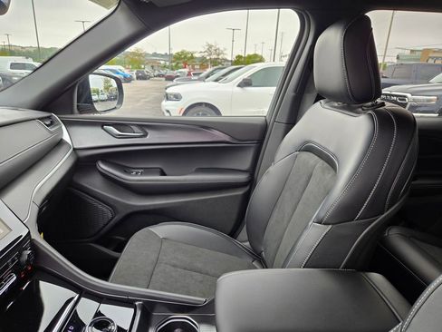 New 2025 Jeep Grand Cherokee Altitude image 24