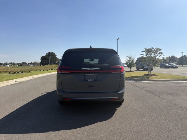 Used 2023 Chrysler Pacifica Touring-L FWD image 4