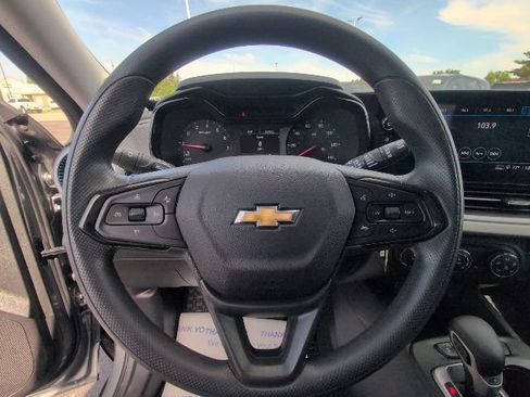 Used 2024 Chevrolet Trax LS w/ LS Convenience Package FWD image 19