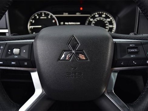 Used 2023 Mitsubishi Outlander SE image 18