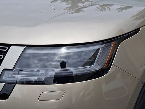 New 2025 Land Rover Range Rover SE image 7