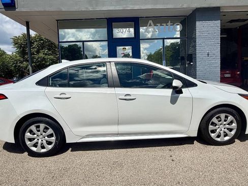 Used 2022 Toyota Corolla LE FWD image 2