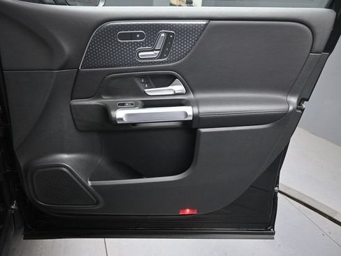 Used 2025 Mercedes-Benz GLB 250 image 31