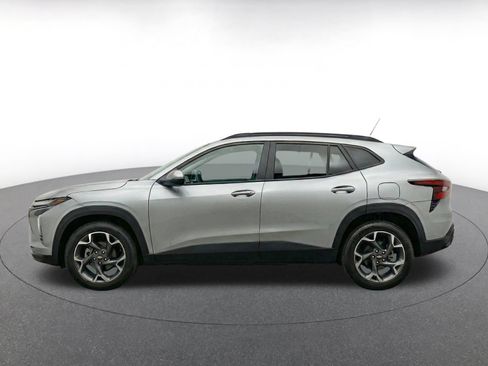 Used 2025 Chevrolet Trax LT FWD image 4
