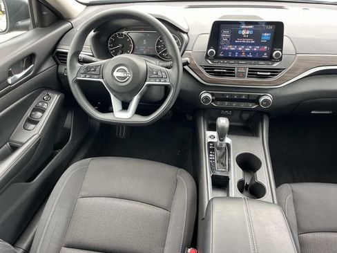 Used 2025 Nissan Altima 2.5 SV FWD image 13