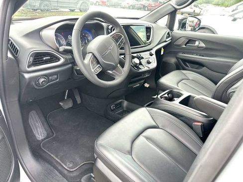 Used 2026 Chrysler Pacifica Select FWD image 4