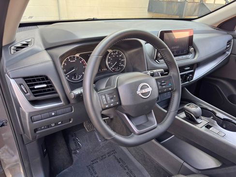 Used 2025 Nissan Rogue SV AWD/4WD image 11