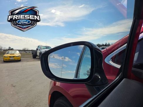 Used 2025 Chrysler Pacifica Select image 9