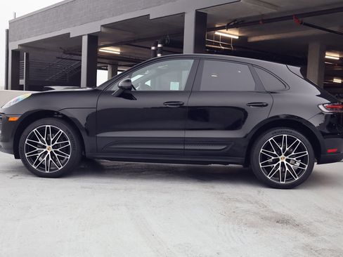 Certified 2025 Porsche Macan image 2