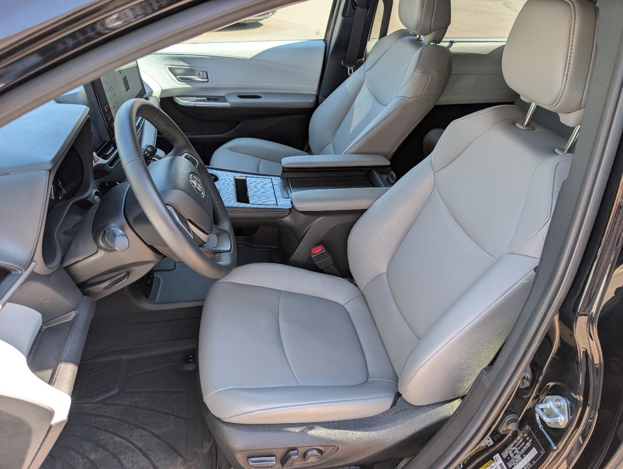 Used 2026 Toyota Sienna XLE FWD image 2