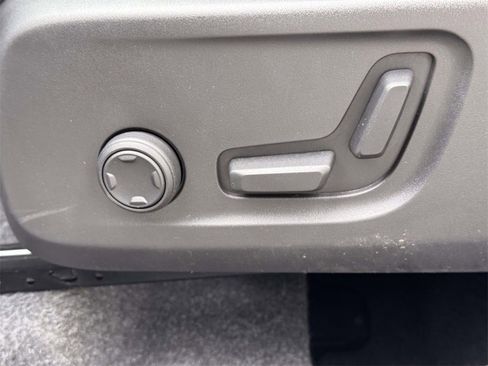 Used 2025 Volvo XC40 B5 Plus image 18