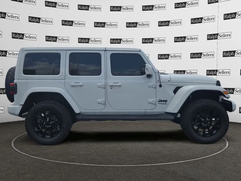 Used 2022 Jeep Wrangler Unlimited Sahara AWD/4WD image 7