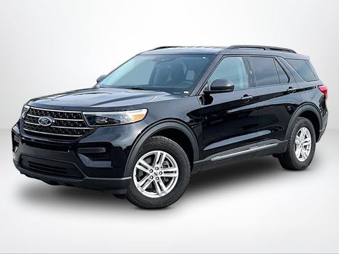 Used 2023 Ford Explorer XLT AWD/4WD image 2