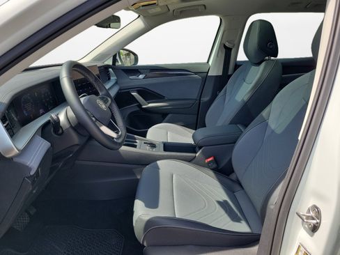 Used 2025 Volkswagen Tiguan SE w/ Panoramic Sunroof Package image 11