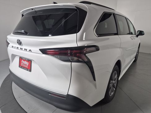New 2026 Toyota Sienna LE FWD image 4