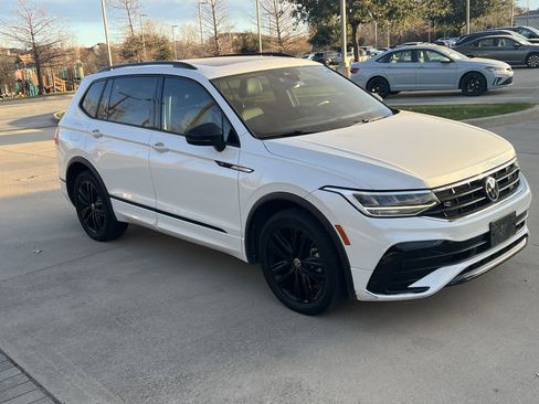 Certified 2022 Volkswagen Tiguan SE R-Line image 2