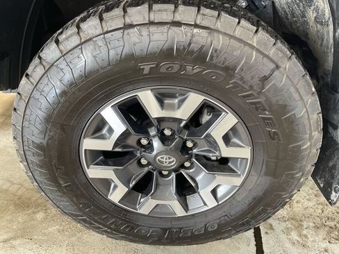 Used 2022 Toyota Tacoma TRD Off-Road AWD/4WD image 11
