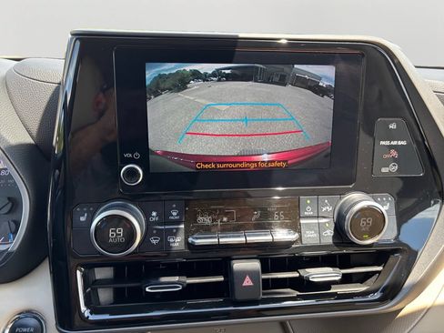 Used 2023 Toyota Highlander XLE AWD/4WD image 26