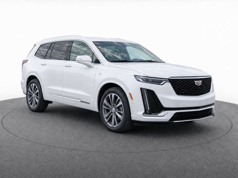 Used 2022 Cadillac XT6 Premium Luxury w/ Technology Package FWD image 2