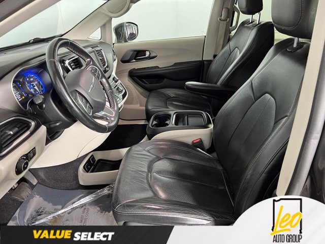 Used 2020 Chrysler Pacifica Touring-L w/ Tire & Wheel Group FWD image 7
